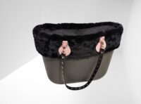 opaska-do-obag-standard-czarne-futro-czarny-organizer-widok-z-boku-studio